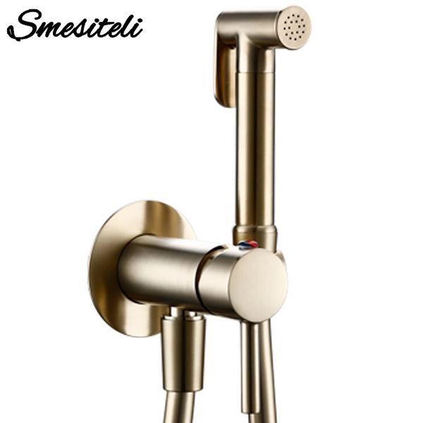 Defina o bidê de torneira da torneira misturadora de banheiro montada em parede quente e fria com mangueira de mangueira de bronze de ouro escovado
