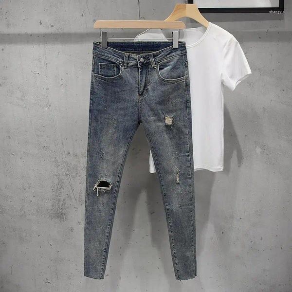 Jeans maschile angosciati in denim retrò pantaloni casual adatti con buchi primaverili di matita skinny per uomini di cotone