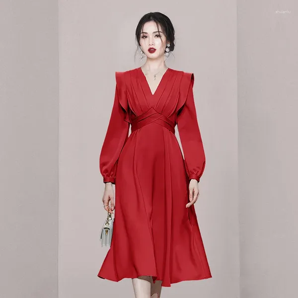 Lässige Kleider rotes Satin-Partykleid für Frauen Langer Laternenhülsen elegante V-Ausschnitt High Tailled A-Line Herbst Frauenkleidung Q402