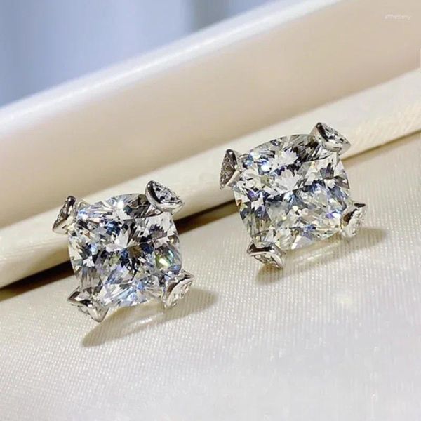 Orecchini per borchie a 3 carati set ad alto diamante di carbonio con un temperamento di 925 sterling in argento come regalo di fidanzamento per i gioielli da donna