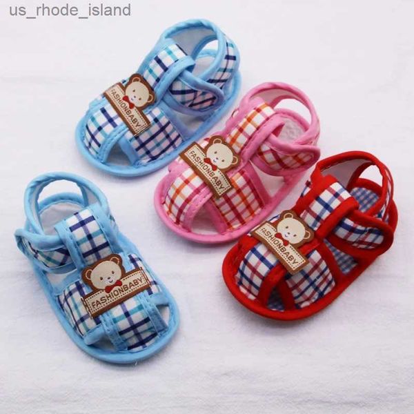 Sandálias de verão recém -nascido menino e meninas primeiro a pé de um padrão de urso de sandálias ocas de algodão bebê sapatos de sola macia para crianças pequenasl240429