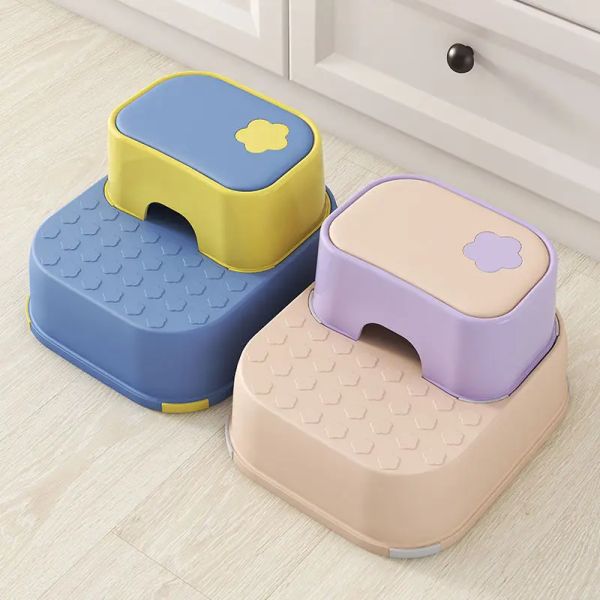 Setzen Sie einen neuen zwei Stufenhocker für Kinder Doppelte Kleinkindstuhl für Töpfchen -Training Küchenbad Toilettenhocker mit Antislip -Streifen