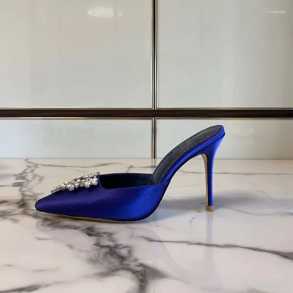 Hausschuhe große Verkäufe 2024 Sommerschlupf auf spitzen Zehen Frauen Schuhe Kristall Seidenmode High Heel Lady Pumps