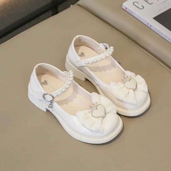 Sandali dolci bambini principessa scarpe 2024 eleganti love corona bowknot kids cuoio scarpe moda chic girls shoin scarpe single mary janes