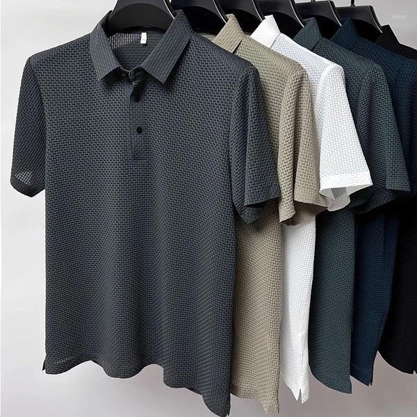 Camisas casuais masculinas Verão fino de seda alta de luva curta de luva curta cor sólida top top jovem e de meia-idade, pólo solto