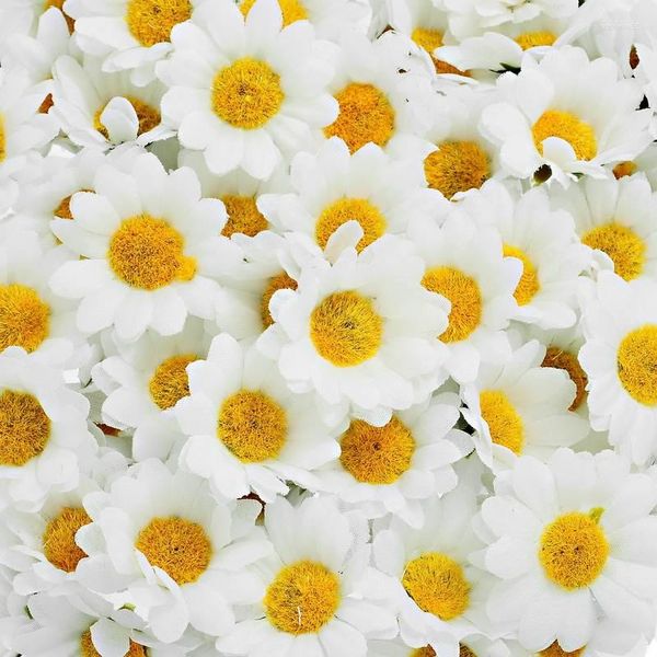 Dekorative Blumen Hoomall 100pcs Mini White Gänseblümchen Blume Künstliche Seidenfeier Hochzeit Dekoration Wohnkultur Blumen (ohne Stamm)