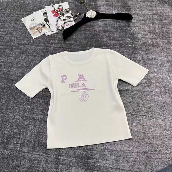 Designer de camisetas feminina Luxo 24 primavera/verão Hot Diamond Fashion Age Reducting Girl sentindo malha de mangas curtas 17J3