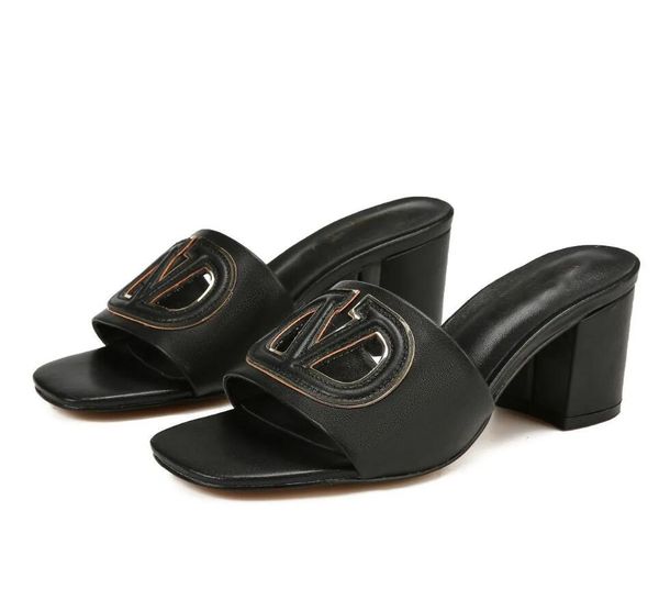 New Lady Mules Slide Sandal Vlogo Calti di ritaglio Sandali Slifori di pelle di cucciolo di tacchi grossi Slip-On Women's Daily Walking Calza