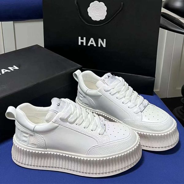 Scarpe pianeggianti Scarpe con tallone piatto in pelle solabile per donne traspiranti 2024 nuove scarpe bianche casual sneaker