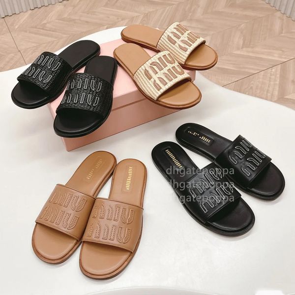 Designer Sandals Scarpe per donne Side Luxuiy piante pianeggianti Summer Beach Classe per feste in spiaggia per esterni per feste di suola a flip piatti