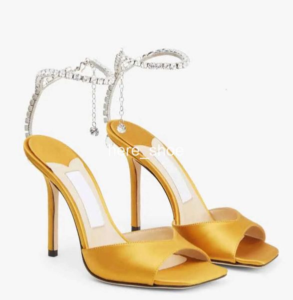 Designer Women Sandal High Heel Sandals Saeda Sandals da 100 mm Crystal Chann Crain Cinkle Incellula Pompe abiti da sposa in pelle aperta per lesse per la signora 35-40 35-40