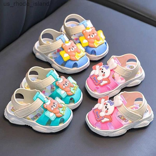 Sandalen Baby Cartoon Kaninchenbär Sandalen Sommerjungen und Kinderschuhe Familie Baby Crash Resistant Weichsolierte Mädchen Wanderschuhe 240429