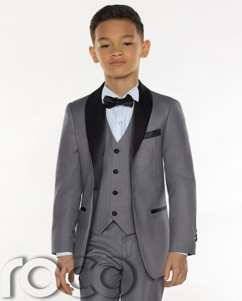 2018 Novo design Grey Boys Tuxedo barato três peças Meninos Ternos de jantar meninos Ternos formais de Tuxedo para crianças TuxedoCheTPantVestti7198500