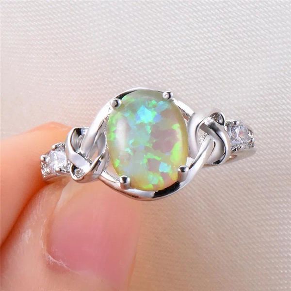 Anelli di nozze Cute Female Green Fire Opal Stone Anello di gioielli ovali eleganti per donne