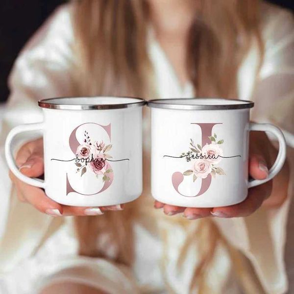 Tassen Personalisierte Tasse Blume Anfangs Name Cup Customized Name Tee Kaffee Heiße Schokoladenschokolade Braut Maid Muttertag Geschenk J240428