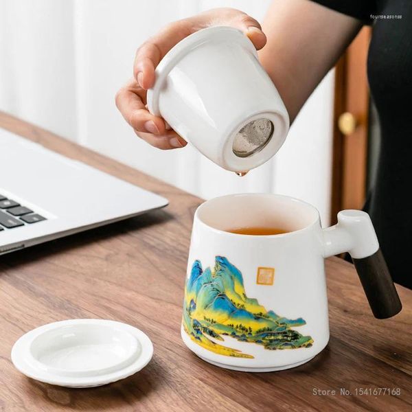 Becher kreativer Keramik -Teetasse mit Abdeckung Schaf Fett Jade weiße Porzellan Holzgriff Style Teetasse Trennung Filter Wasser 1pc