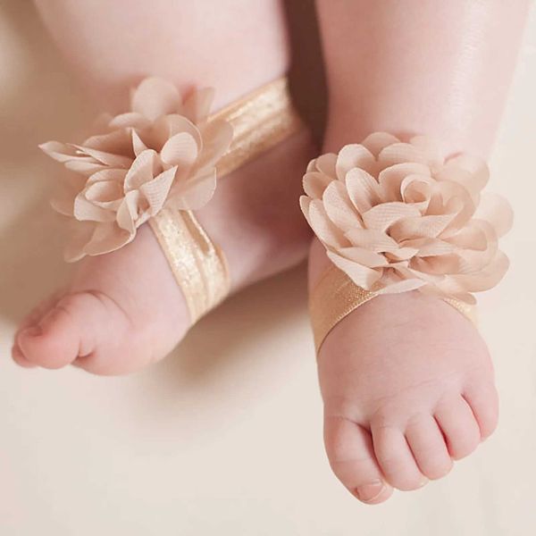 Sandali simpatici fiore chiffon sandali per bambini morbidi e traspiranti spalla di colore solido cinghia a piedi nudi noci bambine e scarpe per bambinil240429