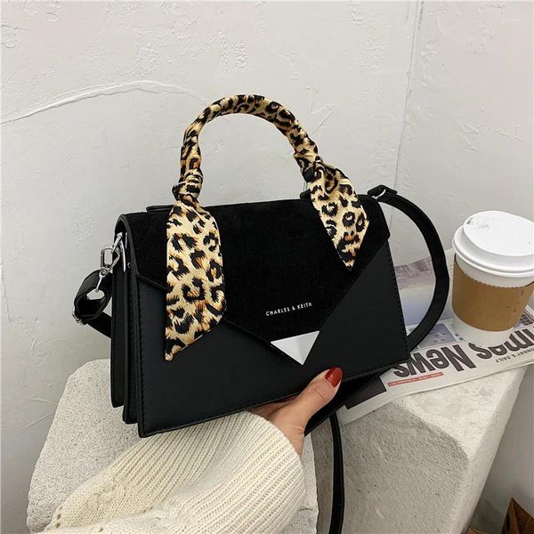 Bolsas de luxo de luxo bolsas de ombro para mulheres 2024 Inverno com couro fosco crossbody crossbody de alta qualidade damas de mão vermelha