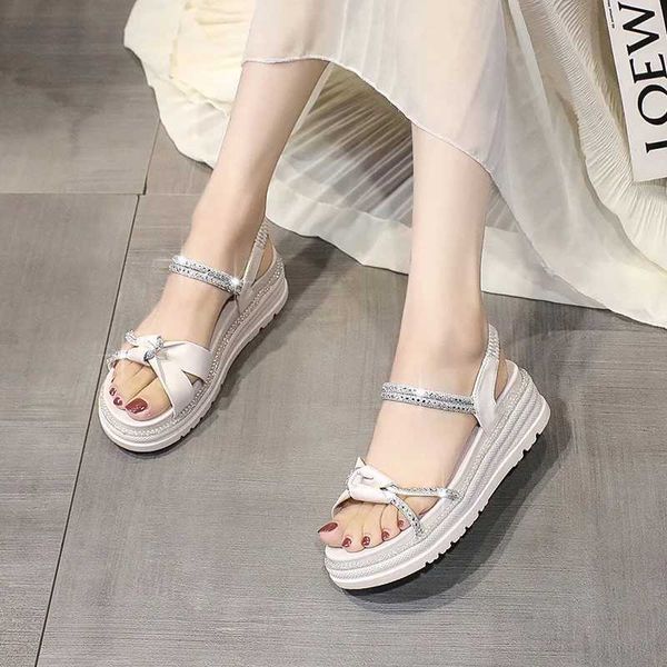 Sandálias 2024 verão nova moda confortável resistente a roupas elegante elegante casual diamante brilhante sapatos femininos abertos sandálias de tiras abertas h240430