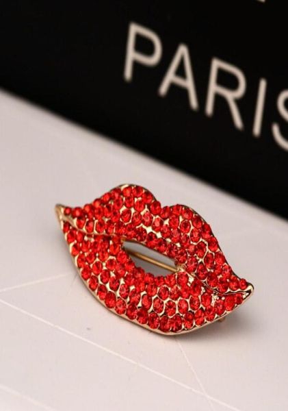 Clipes de lenço da marca de moda inteira fivela shinestone Corsage Sexy Red Lips Broche for Women Wedding Party Jewelry Accessories8920974