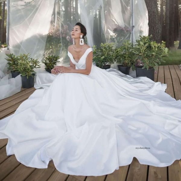 Simple Plus Size Свадебное платье Satin Satin Bridal Honeds от плеча V Шея Руллы Плисы на молнии назад