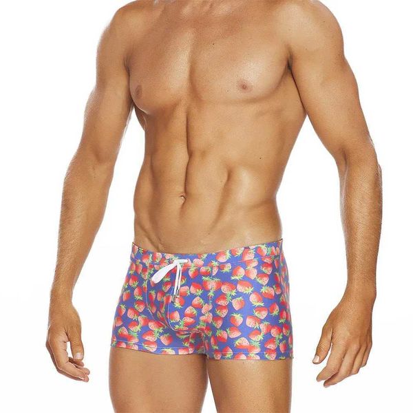 Herren Badebekleidung Neue heiße Herren Erdbeer Badeanzug sexy Boxer Unterwäsche Surfboard Strand Shorts Q240429