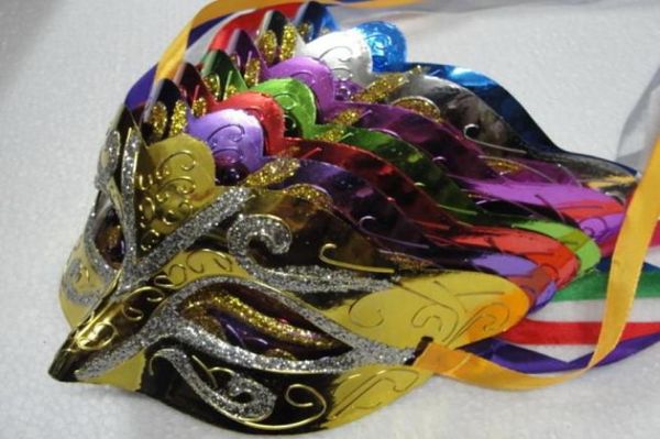 Maschera dipinta in polvere d'oro Halloween maschera maschere mardi gras veneziano festa da ballo faccia la maschera a colori misti 50pcs2179292