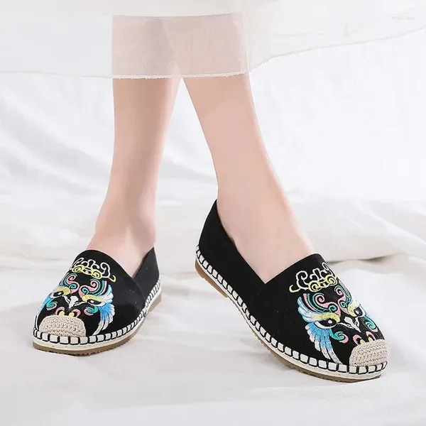 Повседневная обувь China Ethniccanvas Women Vintage Summer Flat The Soft Sole Sole Walking Ladies Slip-On Muller Old Beijing Loafers