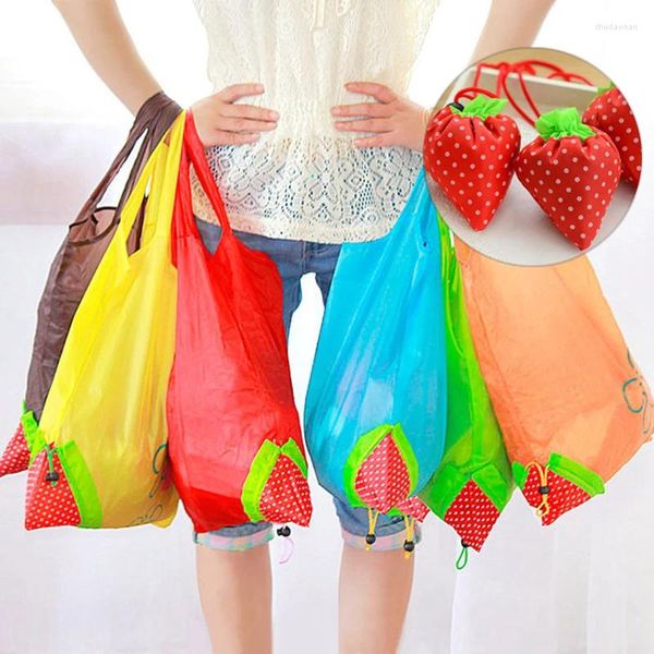 Sacolas de compras 1 PCs Bolsa dobrável Fruta Morango Tote reutilizável Comprador Nylon Grelas Grel Women Store Bolsa de cor aleatória