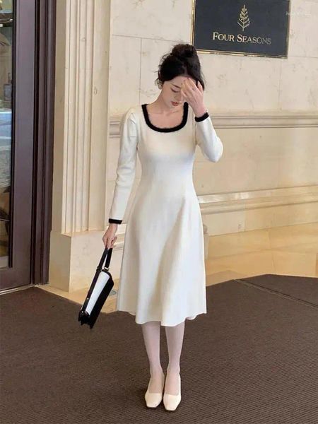 Sıradan Elbiseler Siyah Patchwork Uzun Kollu Örgü Bodycon Elbise Kadın Beyaz Zarif Kare Yaka Kazak 2024 Moda Kırmızı Parti