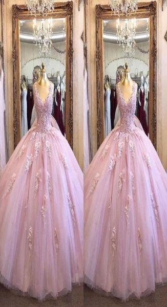 Fashion rosa rosa a V Neck Quinceanera Abiti da ballo a buon mercato Fiori floreali 3D Fiori floreali Tulle Applique Sweet Sweet 15 Abito LO1812923