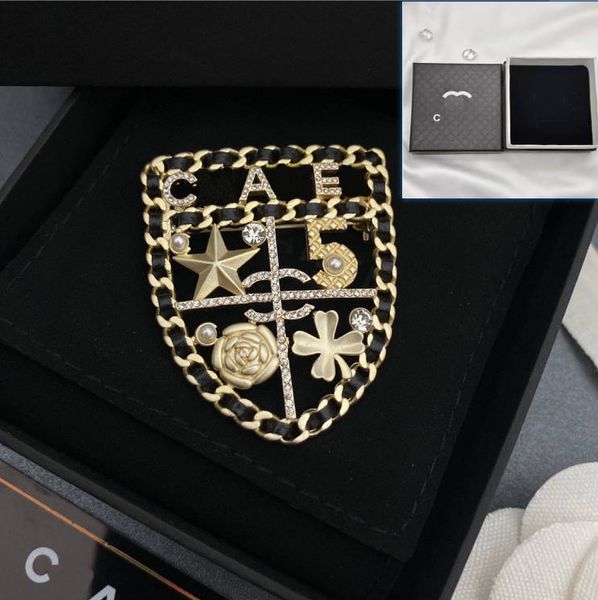 Designers de broche de broche de ouro 18k boutique, novo escudo de broche personalizado em forma de escudo em forma de escudo de alta qualidade incrustações de diamante