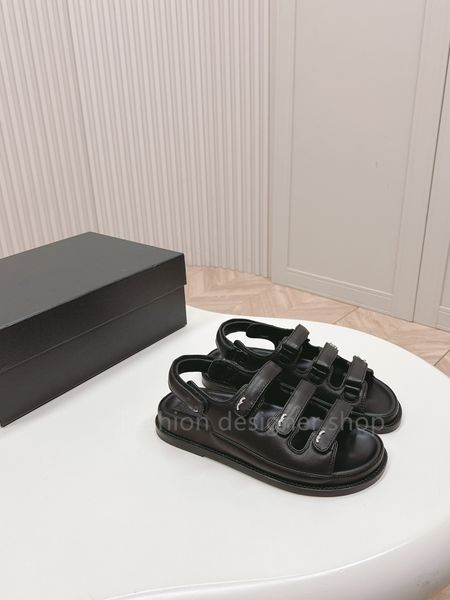 Tasarımcı Ayakkabı Siyah Elmas Desenli Velcro Beach Sandalet Kadın Yuvarlak Ayak Parmağı Açık Kalın Sole Sıradan Sandalet Rhinestone 2024 Yaz Yeni Dört Kemer