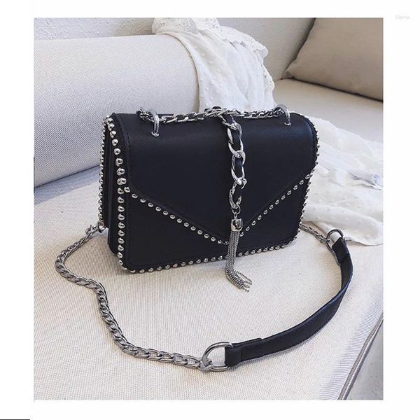 Bolsas de ombro bolsas de couro PU e bolsas para mulheres 2024 Designer Luxo Moda Feminina Compradores Femininos Corrente de Tassel Solid Chain Cartetes