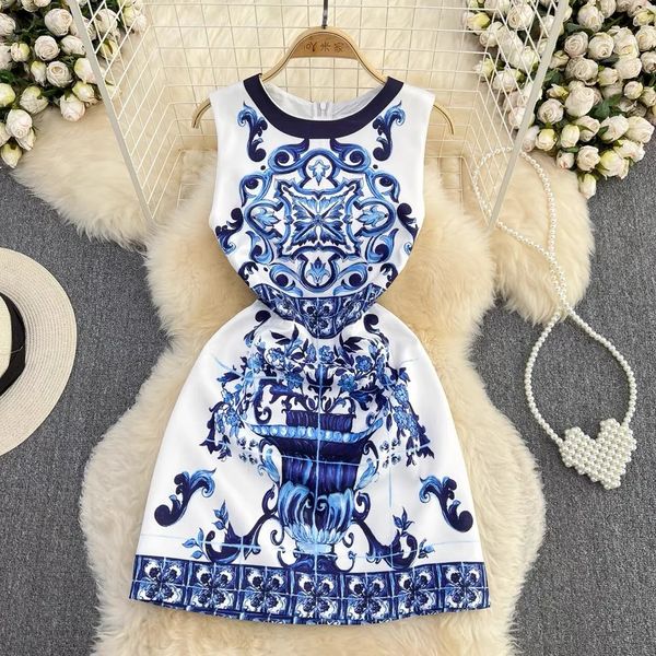 Vestido de porcelana azul e branco sem mangas de verão para mulheres para feminino de pista de pista de feriado de estampa de feriado de pista o tanque de férias Mini vestidos 240423