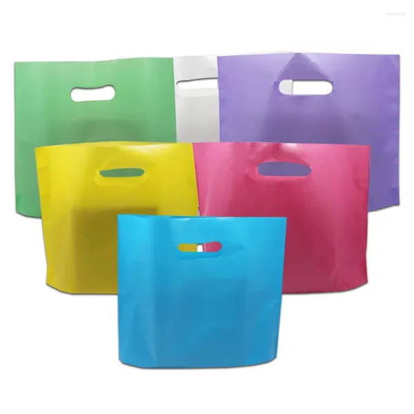 Sacos de armazenamento 50pcs/lote saco de compras de plástico colorido com alça reutilizável de roupas à prova d'água de roupas de roupa de baixo