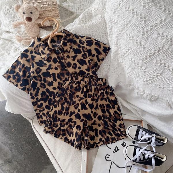 Set di abbigliamento per bambini alla moda 2024 Summer Kids Leopard Stampa camicie e pantaloncini da due pezzi BAMBINI BAMBINI BAGNI 2 OUTFIT