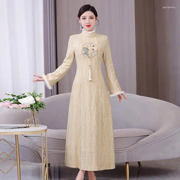 Vestidos casuais 2024 Autumn/inverno estilo chinês melhorado Qipao Ethnic Lace Bordado Vestido Longo Longo Mulheres Quente Cheongsam Z4167