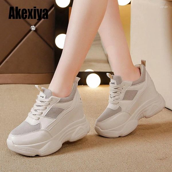 Piattaforma di scarpe da fitness Donne 2024 Fashion Dad Spring Female Sneaker Casual Sneaker Wedge Heel White Beige