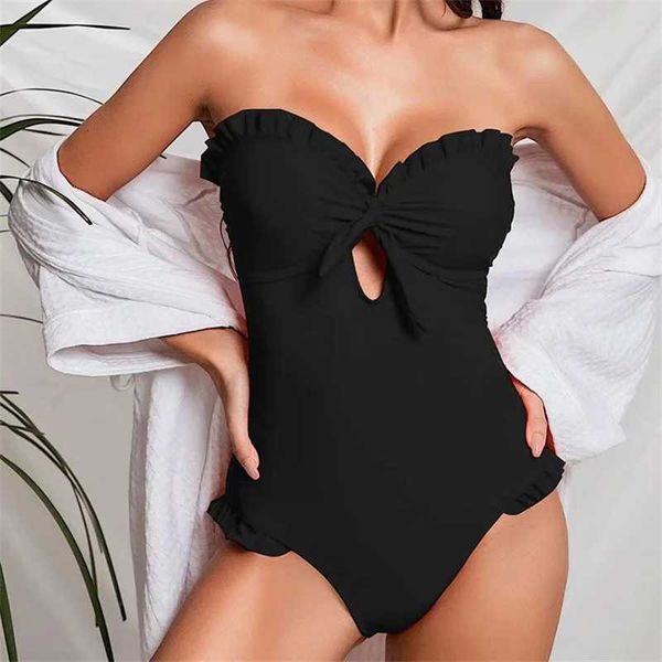 Menas de banho feminina Sexy Bandeau Tirada dianteira Awear Women Women Solid Black White Strapless Ruffles One Piece Swimsuit 2023 Cut Out Beach Bathing Suits Y240429