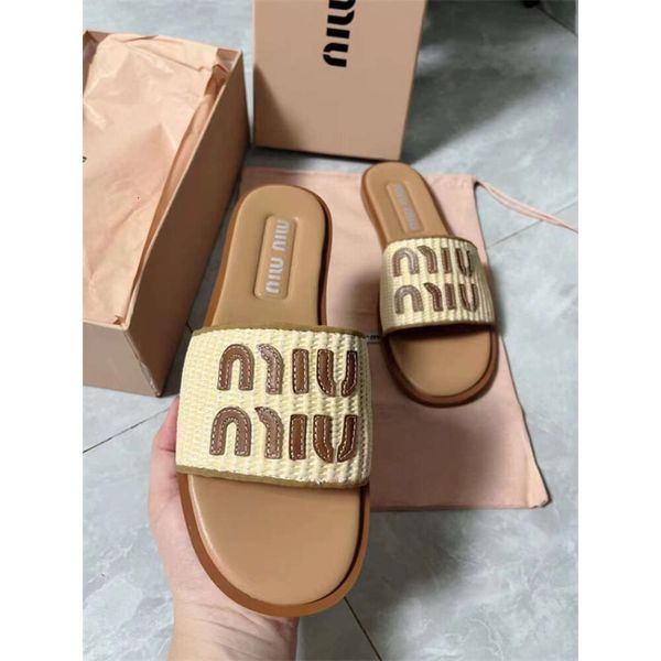 Новая модель соломка плетения тапочки для сандаловых дизайнерских тапочек Raffias Slippers Дизайнерские женщины Мужские летние плоские каблуки повседневные шлепанцы на улице