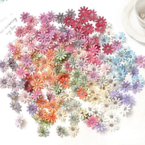 Dekorative Blumen 50/100pcs künstliche kleine Gänseblümchen Home Deco Hochzeit Dekoration gefälschte Blume DIY Garland Handwerk Schmuck Brautzubehör