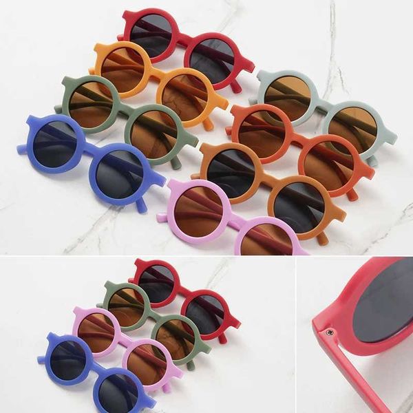 Óculos de sol Óculos de sol Baby Matte Childrens Óculos de sol Trendy Round Frame Retro Mocha Colored Glasses UV400 Anti Purple Line D240429