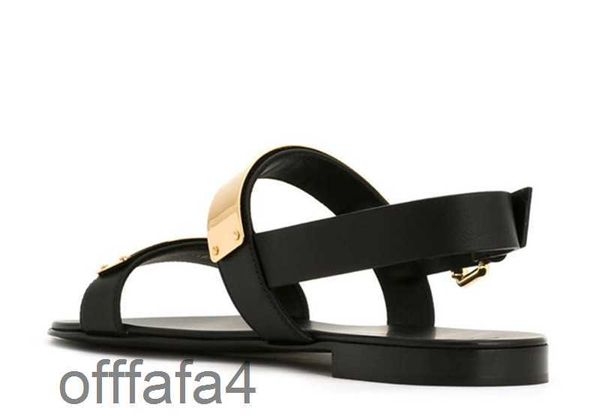 Sıcak Satış Çift Slip Olmayan Plaj Ayakkabıları Moda Metal Dekorasyon Düz Sandalet Gelgit Tırmık Deri Terlik Adam Gladyatör Sandalet EU38-EU46