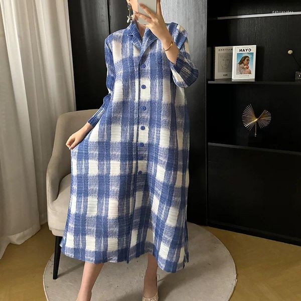 Lässige Kleider Miyake Plissee 2024 Polo Kragen Plaid Frauenkleid Sommer V-Ausschnitt 5/4-Ärmel mit mittlerer Länge loser Mantel Windbreaker