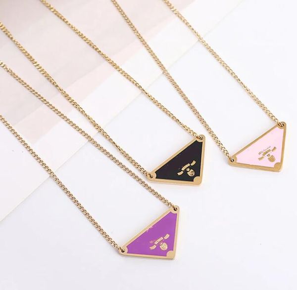 Uomini Hot Sell Gold Collane Gold Triangolo Pink Pink Lettera a ciondolo Brand Designer Gioielli in acciaio Titanio in acciaio Pendiali Chain Women Fashion Gift