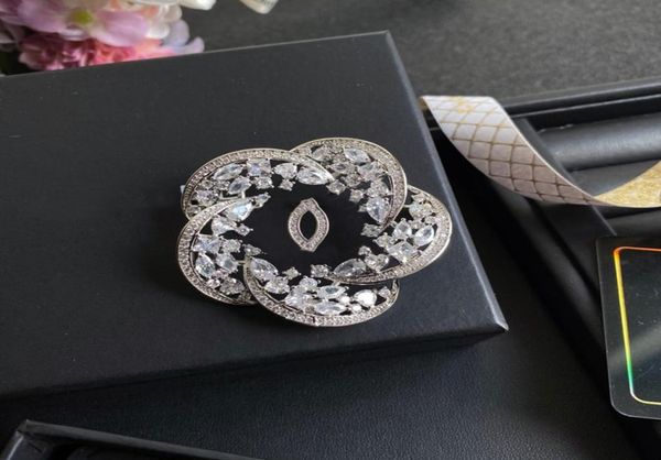 Com box luxuros femininos de designer letra Broches 18K Gold Batied Crystal Rhinestone Jewelry Broche Handmade Pins Men se casar