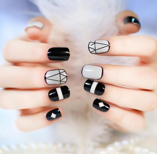 Nuovo arrivo Short Full False Nails 24pcs con motivi geometrici in bianco e nero con adesivo per colla 1pcs 1428803