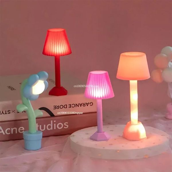 1 12 Dollhouse Miniatur LED Night Light Lampe Mini Schreibtisch Haus Beleuchtung Model Dekor Spielzeugpuppe Hauszubehör 240430