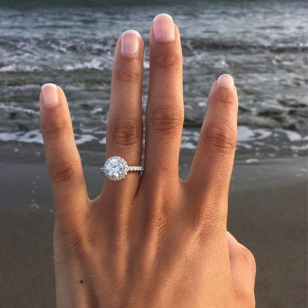 2020 Heiße weibliche Ring Big White Round Diamond Verlobungsring süß 925 Silberschmuck Vintage Eheringe für Frauen 253c